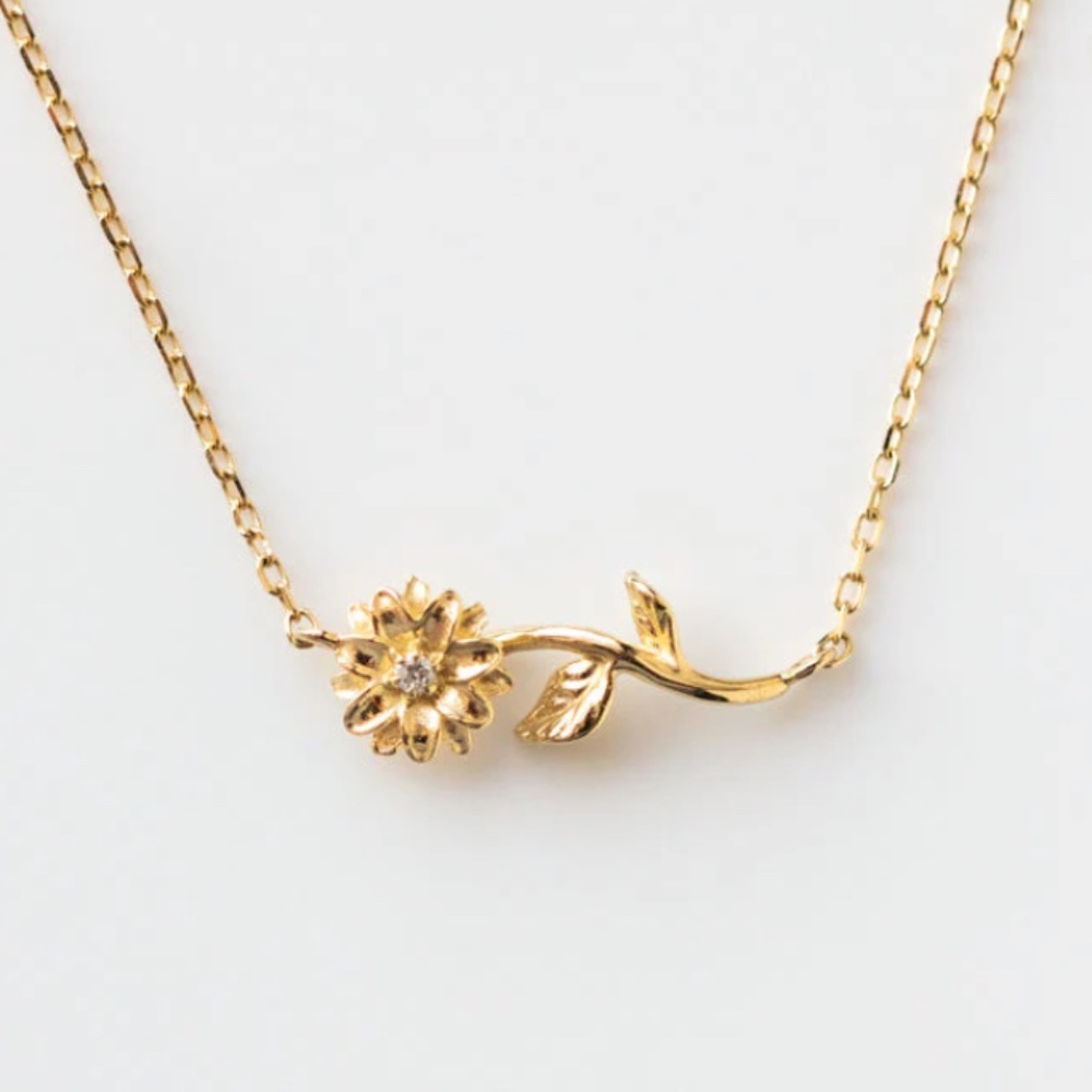Local Eclectic solid gold daisy birth flower necklace